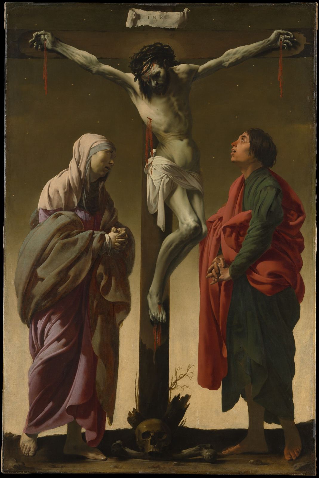 Pintura a óleo: Cristo crucificado ao centro, pálido, sob céu escuro; à esquerda, Maria de manto azul com as mãos unidas; à direita, São João de manto vermelho olha para ele.